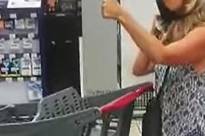 La mujer no identificada fue filmada en un supermercado de Sudáfrica.