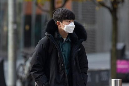 El acusado, de 20 años, se declaró culpable de 22 cargos de voyerismo.