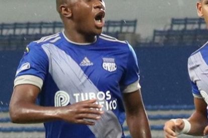 Joao Rojas felicitado por José Cevallos durante el duelo con los cuencanos