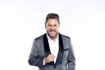 A los 12 años sabía tocar la batería, el piano y la guitarra, además de cantar. 

Trabajó en obras musicales luego de que su talento por la música lo llevara a Danzas Jazz.