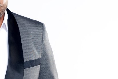 A los 12 años sabía tocar la batería, el piano y la guitarra, además de cantar. 

Trabajó en obras musicales luego de que su talento por la música lo llevara a Danzas Jazz.