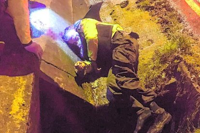 El cuerpo cayó en una cuneta de la avenida Simón Bolívar, en el sur de Quito.
