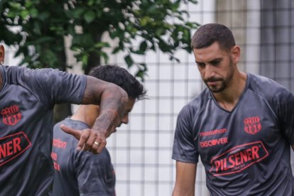 Sergio López, Bruno Piñatares y Gonzalo Mastriani listos para jugar ante el Guayaquil City.