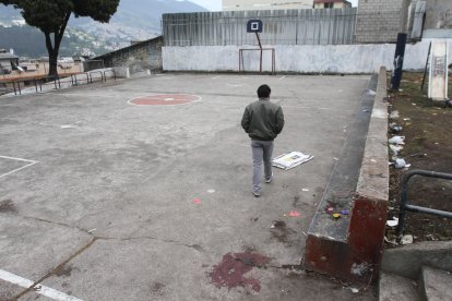 Los huellas de sangre de las víctimas quedaron marcadas en la cancha.
