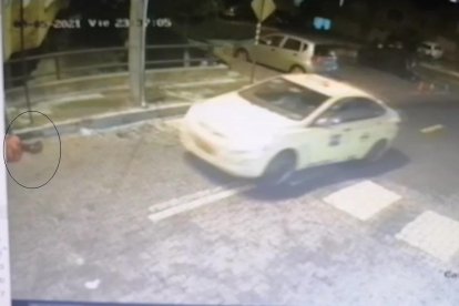 La imagen de la afectada el momento que se lanzó de un carro en movimiento.