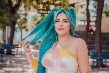 Alejandra se realizó un cambio de look recientemente, al estilo de la colombiana Karol G.