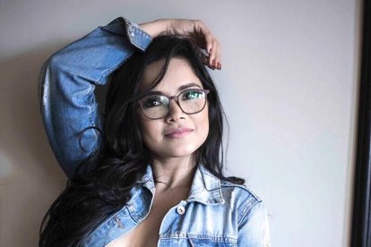 Evelyn es la reportera de farándula del matinal En Contacto de Ecuavisa.