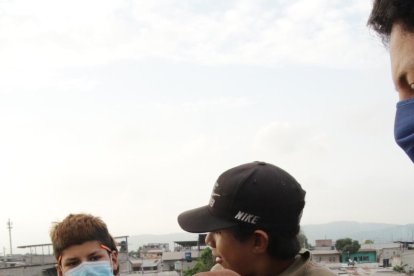 En ocasiones adolescentes le piden a Cristóbal Zambrano que les enseñe a pescar.