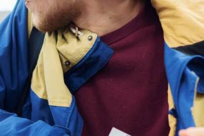 Sujeto ingresa a las tiendas de Cumbayá para robar.