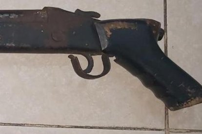 El arma fue hallada dentro de una funda negra, en aquel populoso sector del noroeste de la urbe porteña.