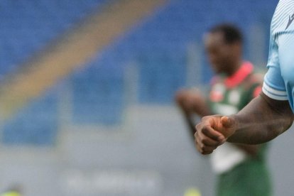 Felipe Caicedo festeja tras marcar el gol de la victoria sobre el Crotone.