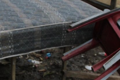 Guillermina intenta limpiar los escombros que quedaron de su casa.