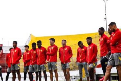 El técnico argentino Darío Tempesta (i) se quedó con las ganas de dirigir en la Copa Sudamericana.