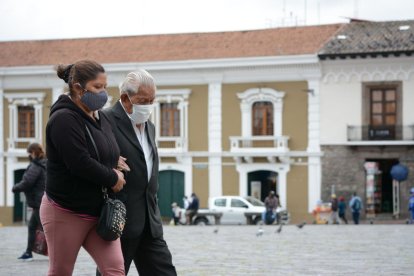 Familiares de personas de la tercera edad están preocupados por no poder  inscribirlos en el plan de vacunación.