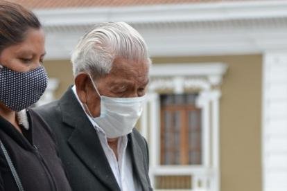 Familiares de personas de la tercera edad están preocupados por no poder  inscribirlos en el plan de vacunación.