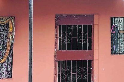 Las luces internas de la casa y la puerta permanecen abierta luego de tres días de ocurrido los crímenes.