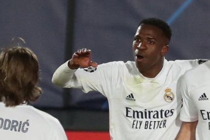 Karim Benzema (d) marcó el primer gol en el triunfo del Real Madrid sobre el Atalanta.