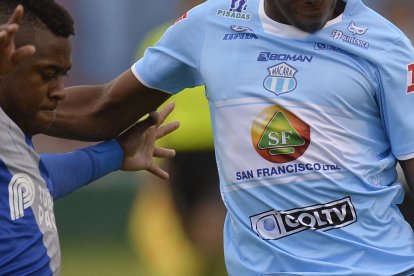 El partido entre Macará y Emelec resultó muy intenso.