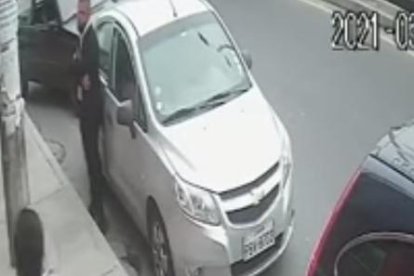 El sujeto quedó registrado mientras habría el vehículo.