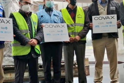 Una delegación de la ONU recibió el cargamento de AstraZeneca.