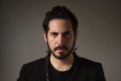 Víctor es un actor de teatro, cine y televisión, director, guionista y profesor de actuación ecuatoriano.