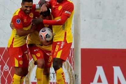 Francisco Fydriszewski, delantero de Aucas, celebra uno de sus dos tantos conseguidos ante los ciudadanos.