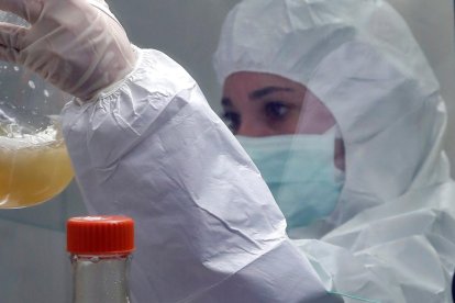 Un trabajador en un laboratorio continúa con la elaboración de los candidatos vacunales cubanos.