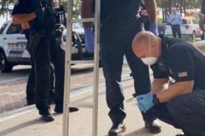 Los rescatistas durante la tarea de sacar a la dama de la cloaca.