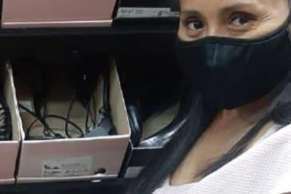 Ángela Cusquillo y su hija Salomé muestran sus premios.