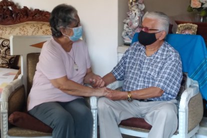Los Macías esperan con paciencia su turno para recibir las dosis.