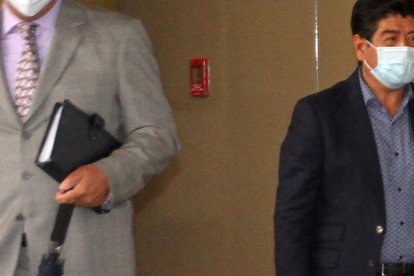 El alcalde de Quito, Jorge Yunda, rindió versión en la Fiscalía por el caso de la compra de pruebas PCR.