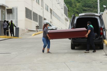 Funerarios aseguran que la semana pasada se duplicaron los fallecidos COVID-19 en los hospitales de Guayaquil