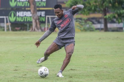 Pedro Pablo Velasco es el único lateral derecho de Barcelona.