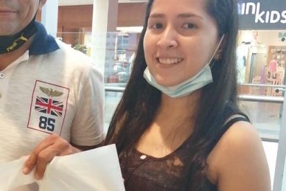 Las jóvenes con su padre, cuando compraban la ropa.