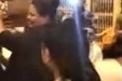 Hombres y mujeres se turnaban para cargar el ataúd de Luis Barreto, alias Chamito.