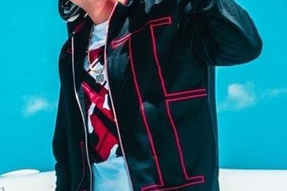 El joven es cantante y forma parte de una agrupación musical.