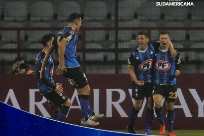 Denilson Obando se destaca como delantero de Huachipato.