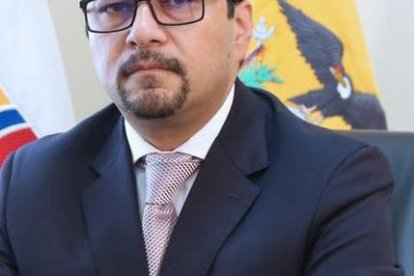 Falconí sale del Ministerio de Salud.