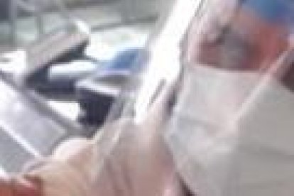 Alfonso Espinoza de los Monteros se vacunó contra el covid-19.