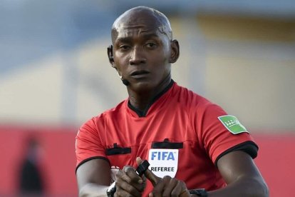 Augusto Aragón (c) tuvo una cuestionada actuación, en el duelo entre Barcelona e Independiente del Valle.