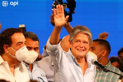 Guillermo Lasso lleva la ventaja ante su adversario, cuando falta casi nada para que termine el escrutinio.