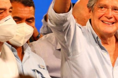 Guillermo Lasso lleva la ventaja ante su adversario, cuando falta casi nada para que termine el escrutinio.