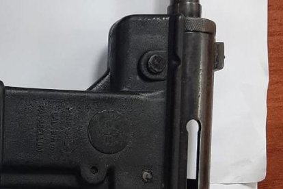 La metralleta que el sospechoso detenido guardaba en una vivienda de la Isla Trinitaria