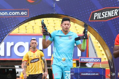 El arquero Johan Lara de Aucas, recibió dos goles y se fue de la cancha.