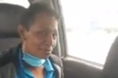 El detenido no dejó de sonreír, mientras era grabado dentro del patrullero.