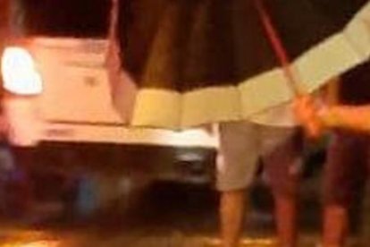 Sobre la calle, empapada por la lluvia que caía, quedó desangrándose Astolfo Jiménez.