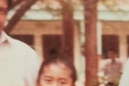 Jesús en una fotografía con su esposa Shirley y con su hija mayor Coralia, cuando era una niña.