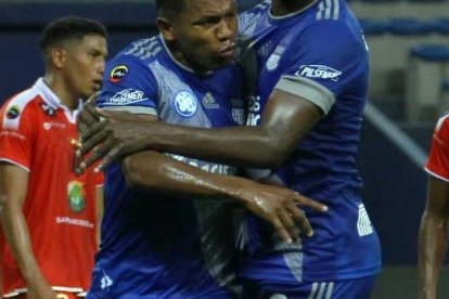 Emelec dominó durante el primer tiempo. Alejandro Cabeza fue uno de los jugadores más peligrosos.