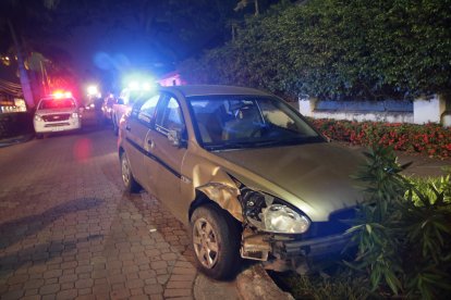 Así quedó el carro causante de dos choques la tarde de este lunes, en el sur del Puerto Principal.