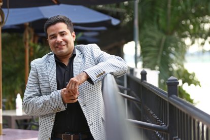 Henry festejó con sus compañeros de trabajo, quienes le brindaron varios momentos emotivos.